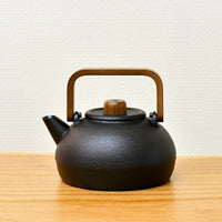 【日本工藝堂】 山形鑄造 水壺 茶壺 S 1.1L 核桃材質手柄

